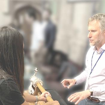 A management consultant explaining problem solving by means of the Lifting the Mace exercise